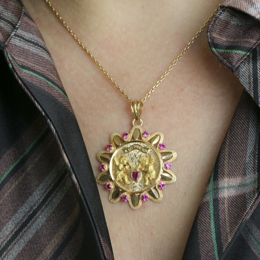 Pendentif Il bat pour toi grand modèle en or jaune et rubis - Castafiore