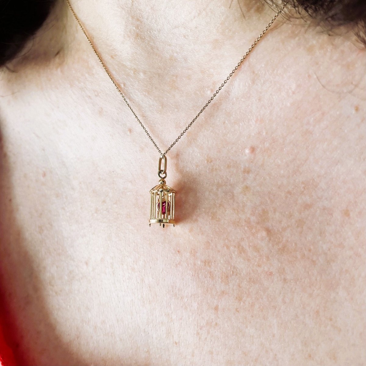 Pendentif L'AMOUR EN CAGE vintage en or rose et rubis synthétique - Castafiore