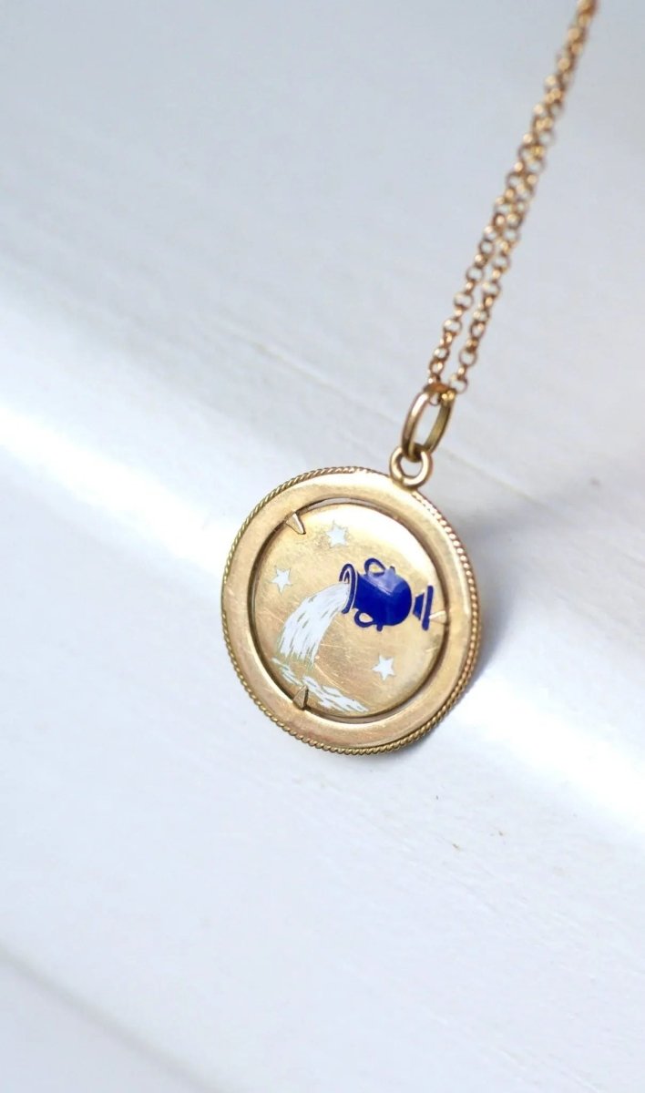 Pendentif médaille astrologique Verseau, or et émail - Castafiore