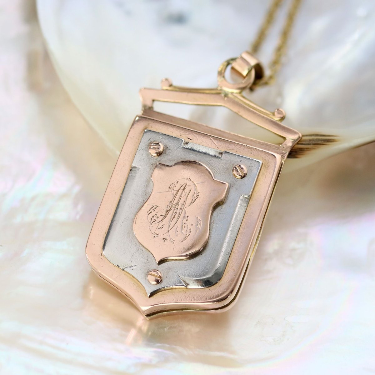 Pendentif médaillon ancien écusson en or rose et or blanc - Castafiore