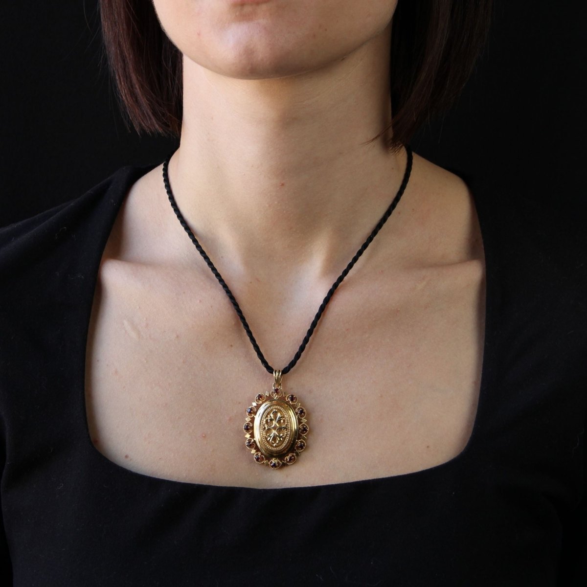 Pendentif MÉDAILLON en or jaune grenats - Castafiore