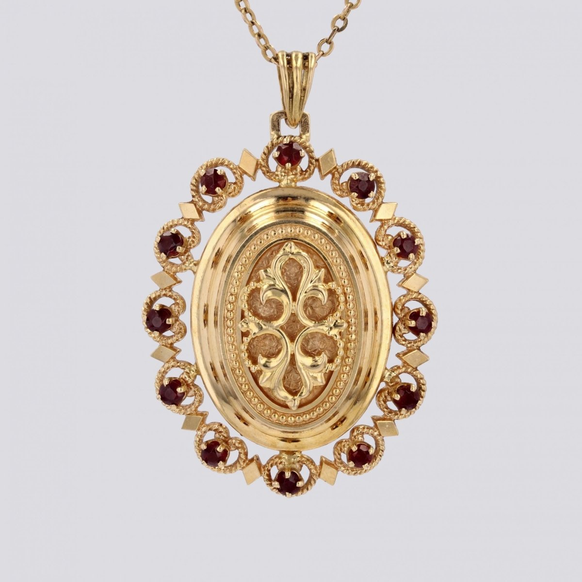 Pendentif MÉDAILLON en or jaune grenats - Castafiore