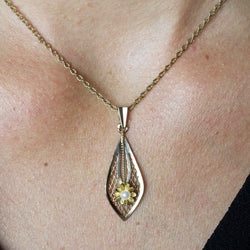 Pendentif or ajouré fleur et sa perle de culture - Castafiore