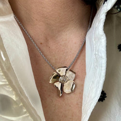 Pendentif POIRAY "Fleur" en or blanc et diamants - Castafiore