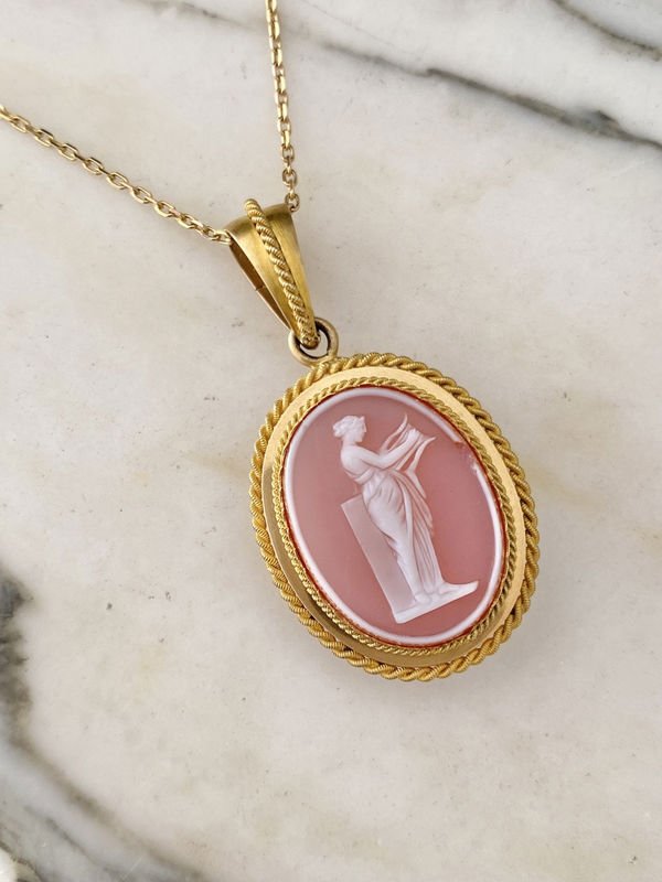 Pendentif porte - photo en or jaune 18k sertie d'un camée en Agate - Castafiore