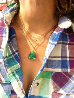 Pendentif représentant un Bouddha sculpté en l'aventurine - Castafiore