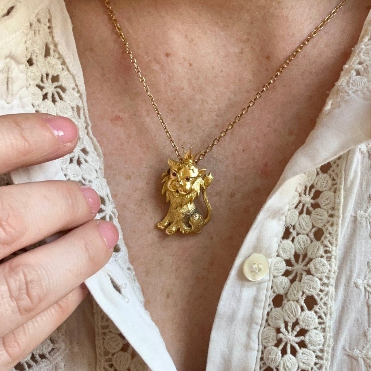 Pendentif Roi Lion en or jaune et rubis - Castafiore