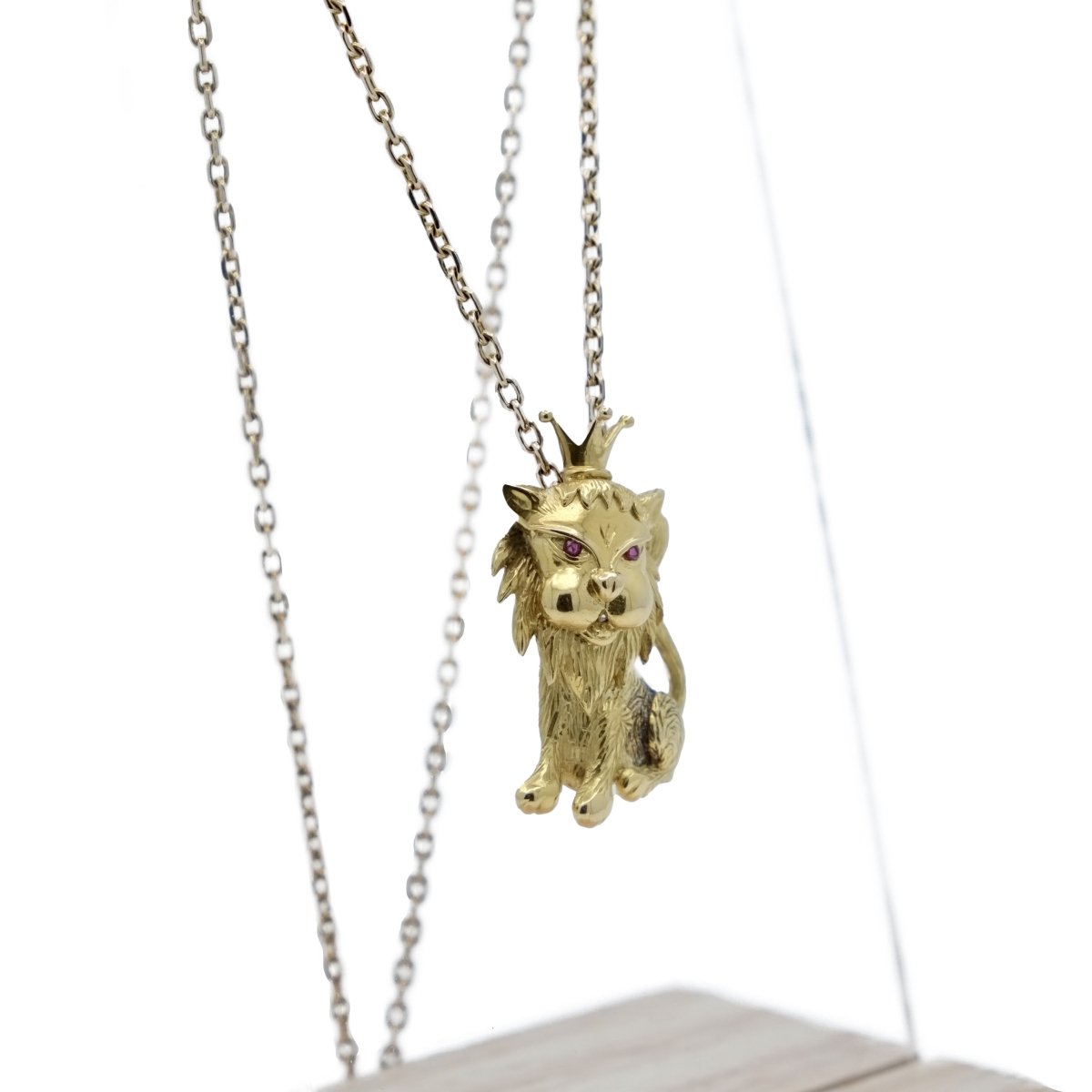 Pendentif Roi Lion en or jaune et rubis - Castafiore