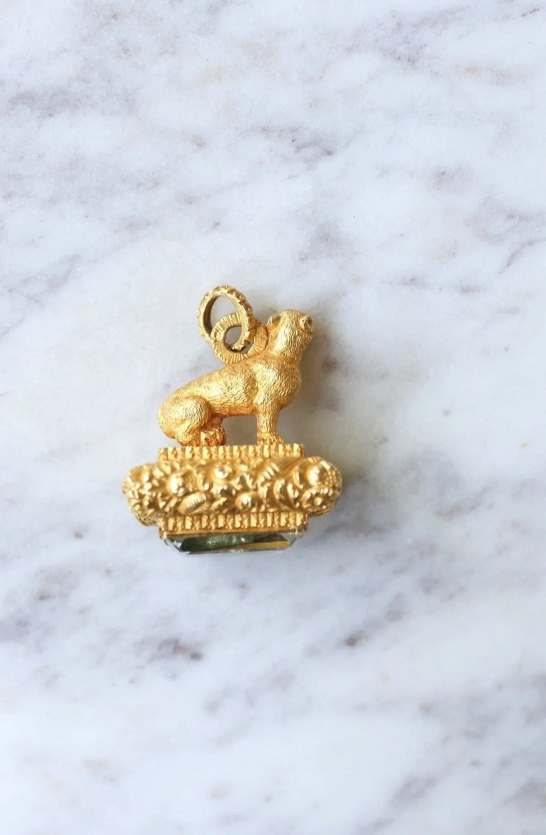 Pendentif, sceau Ancien, lion en or et aigue marine - Castafiore