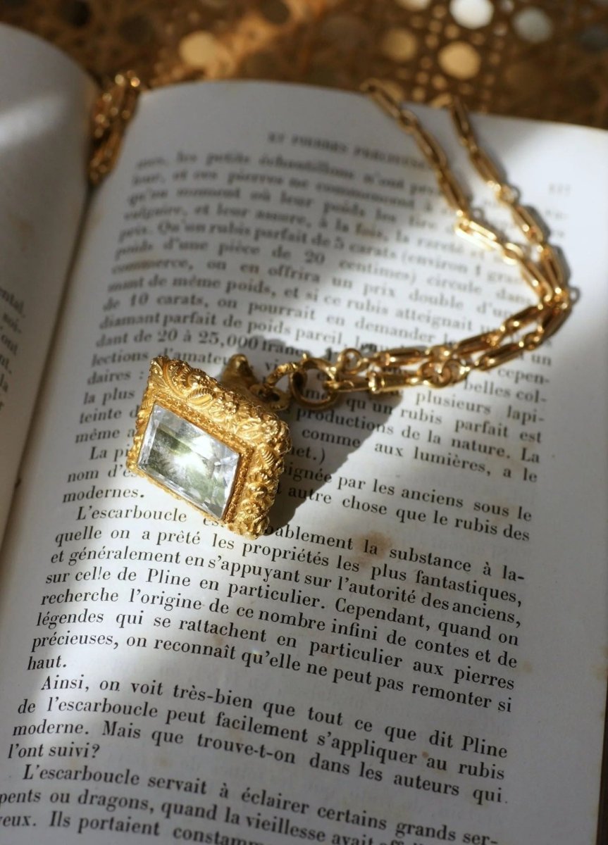 Pendentif, sceau Ancien, lion en or et aigue marine - Castafiore