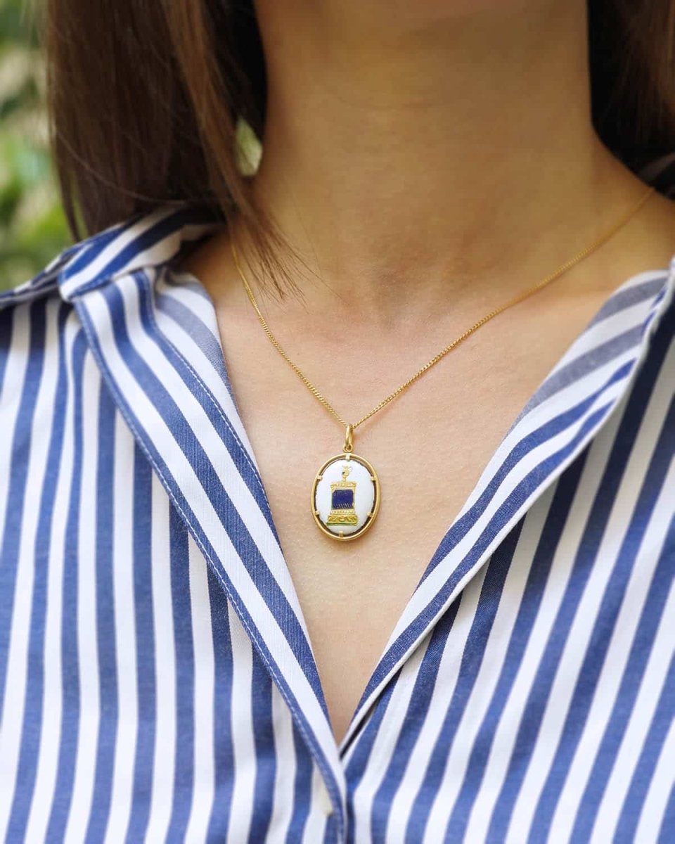 Pendentif souvenir "À l’amitié" en émail et or - Castafiore