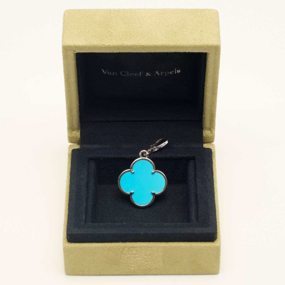 Pendentif VAN CLEEF & ARPELS "Magic Alhambra" en or blanc et turquoise - Castafiore