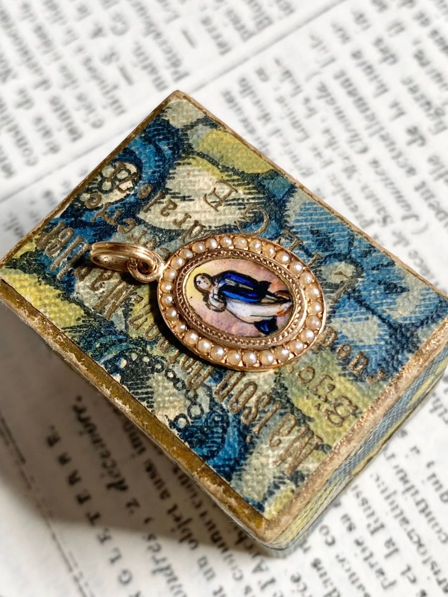 Pendentif Vierge Marie ancien en or jaune 18K émaillé - Castafiore