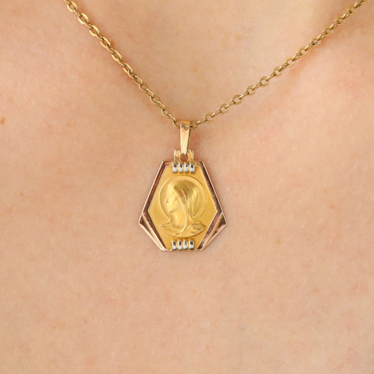 Pendentif Vierge tricolore en or jaune, or rose et or blanc - Castafiore