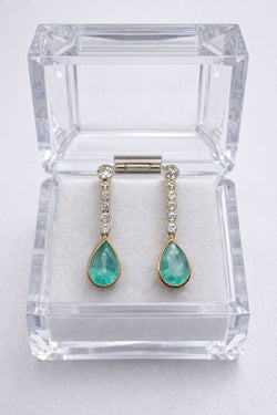 PENDIENTES EN ORO BLANCO Y AMARILLO CON ESMERALDAS EN TALLA PERA Y DIAMANTES - Castafiore