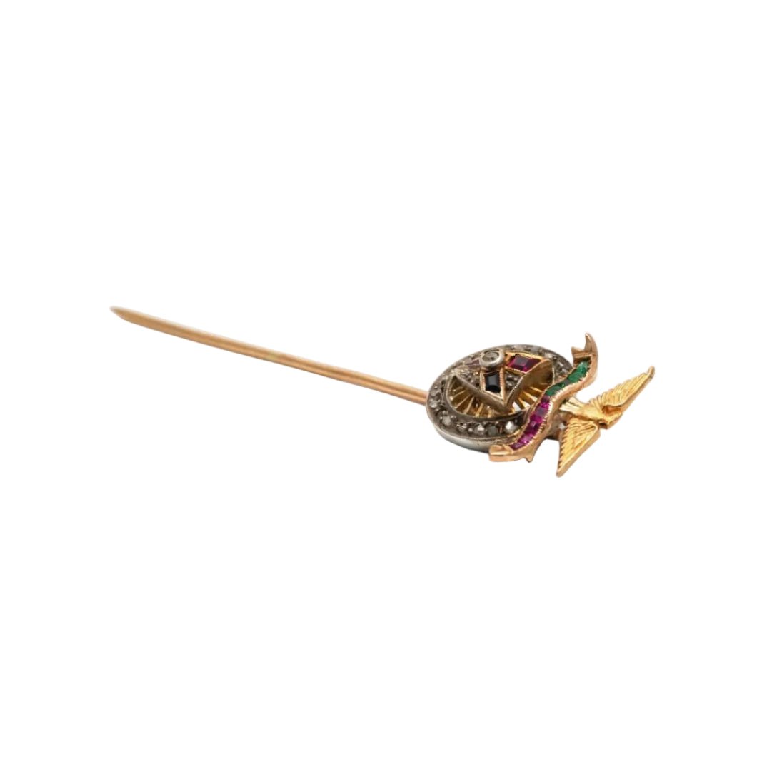 Pique à cravate en or jaune, saphirs, grenats, émeraudes et diamants - Castafiore