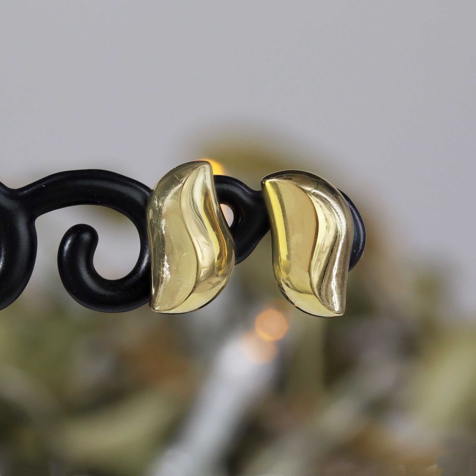 Puces d'oreilles or jaune virgule bombée