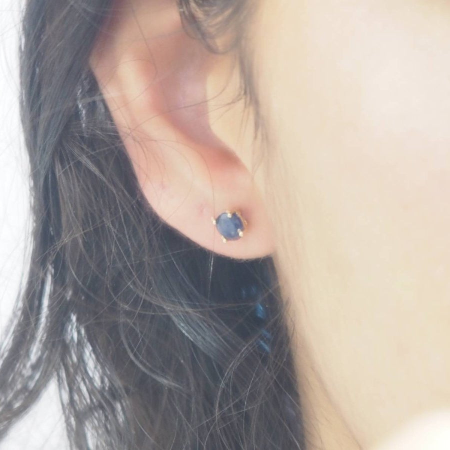 Puces d'oreilles en or jaune et saphir - Castafiore