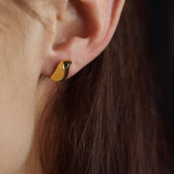 Ear chips yellow gold curved comma