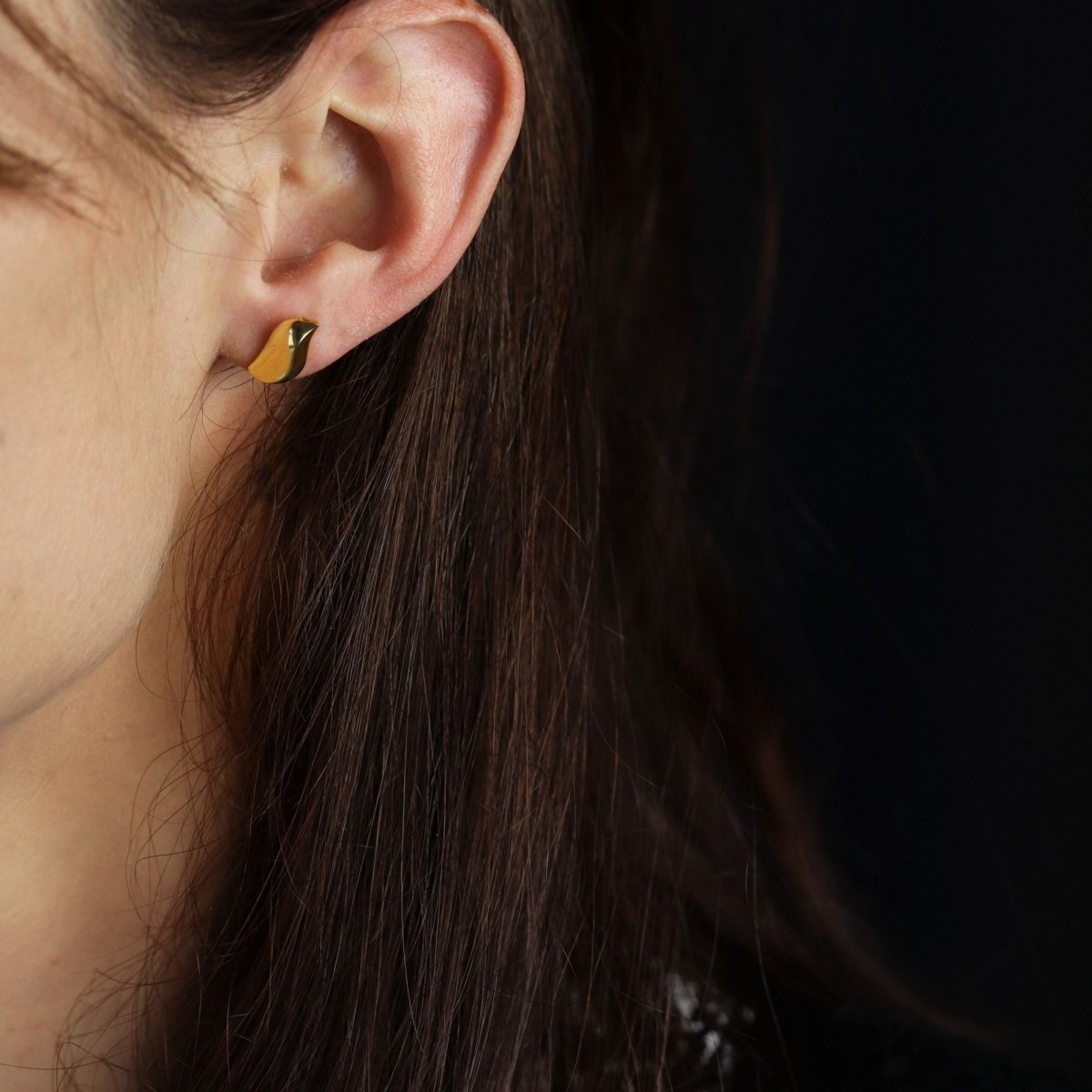 Ear chips yellow gold curved comma