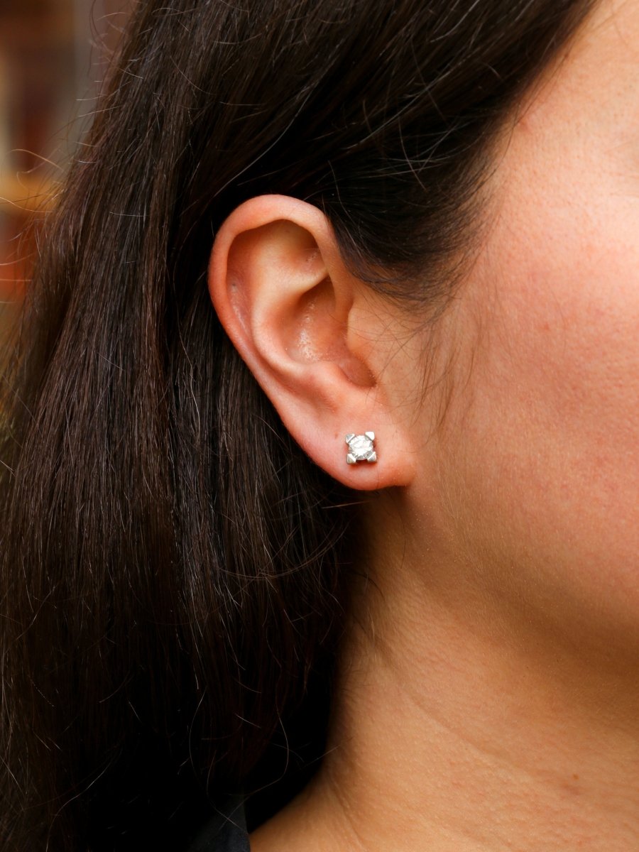 Puces d’oreilles vintage en or blanc et diamants ronds 1,1 carats - Castafiore