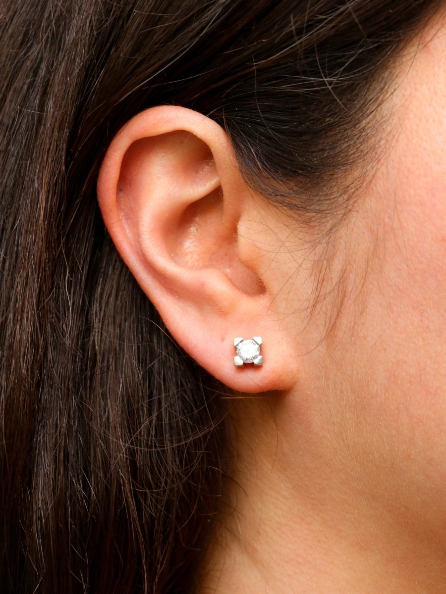 Puces d’oreilles vintage en or blanc et diamants ronds 1,1 carats - Castafiore