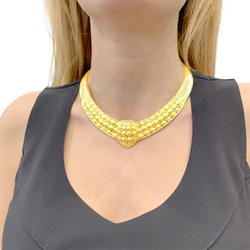 Collier plastron, motif capitonné, or jaune.