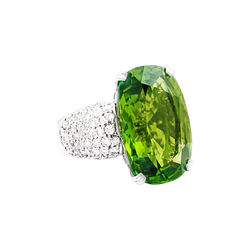 Bague Adler, or blanc, péridot et diamants.