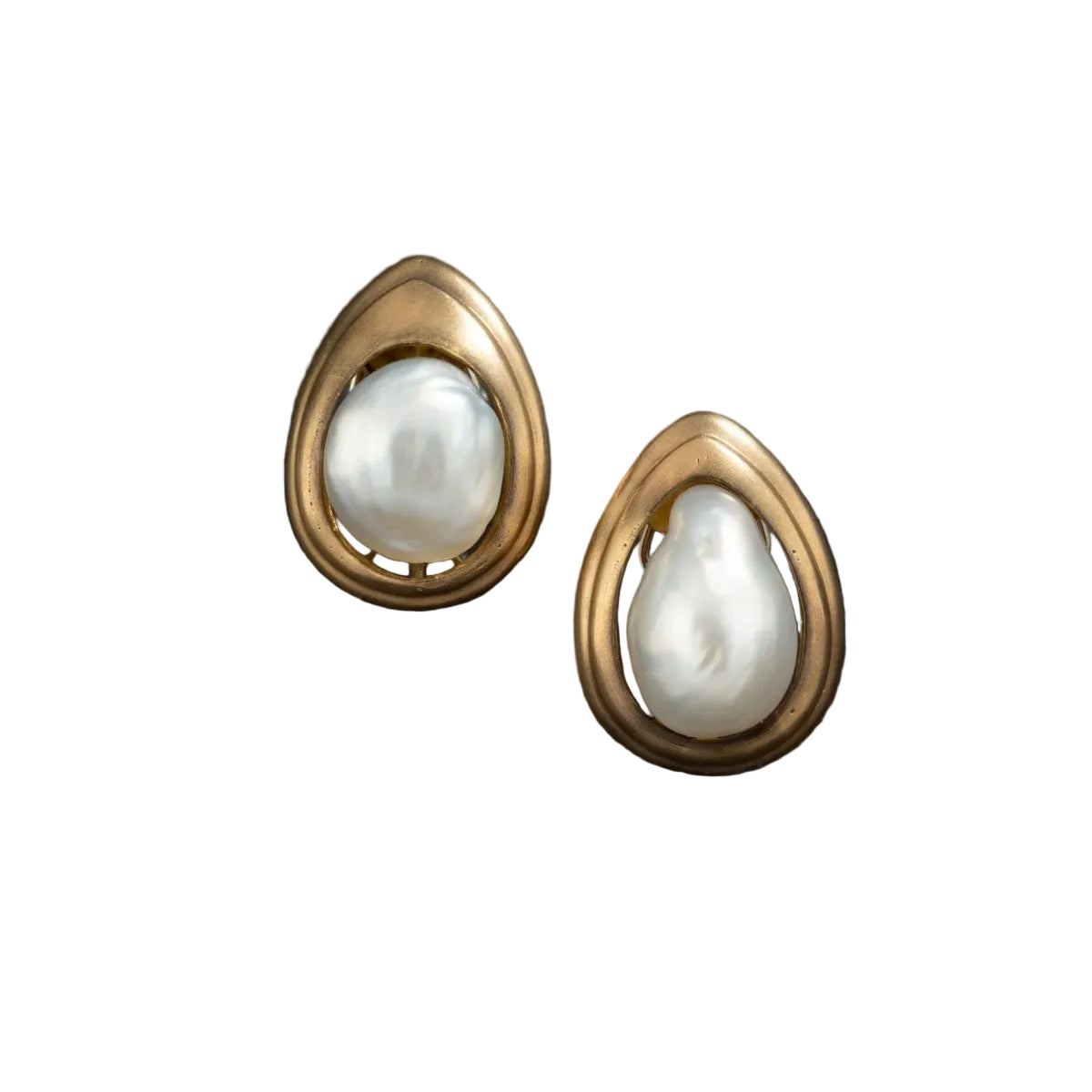 REPOSSI Boucles d'oreilles gouttes en or jaune 18K ornée de perles baroque. - Castafiore