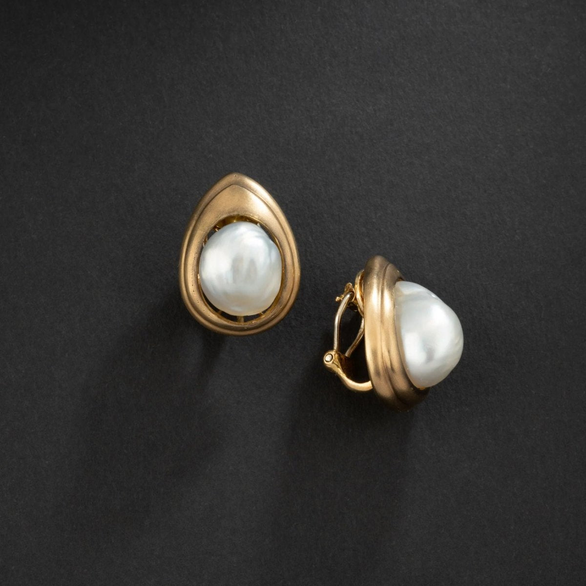 REPOSSI Boucles d'oreilles gouttes en or jaune 18K ornée de perles baroque. - Castafiore