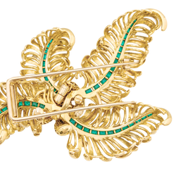 Broche Chaumet "Panache", or jaune, diamants, émeraudes.