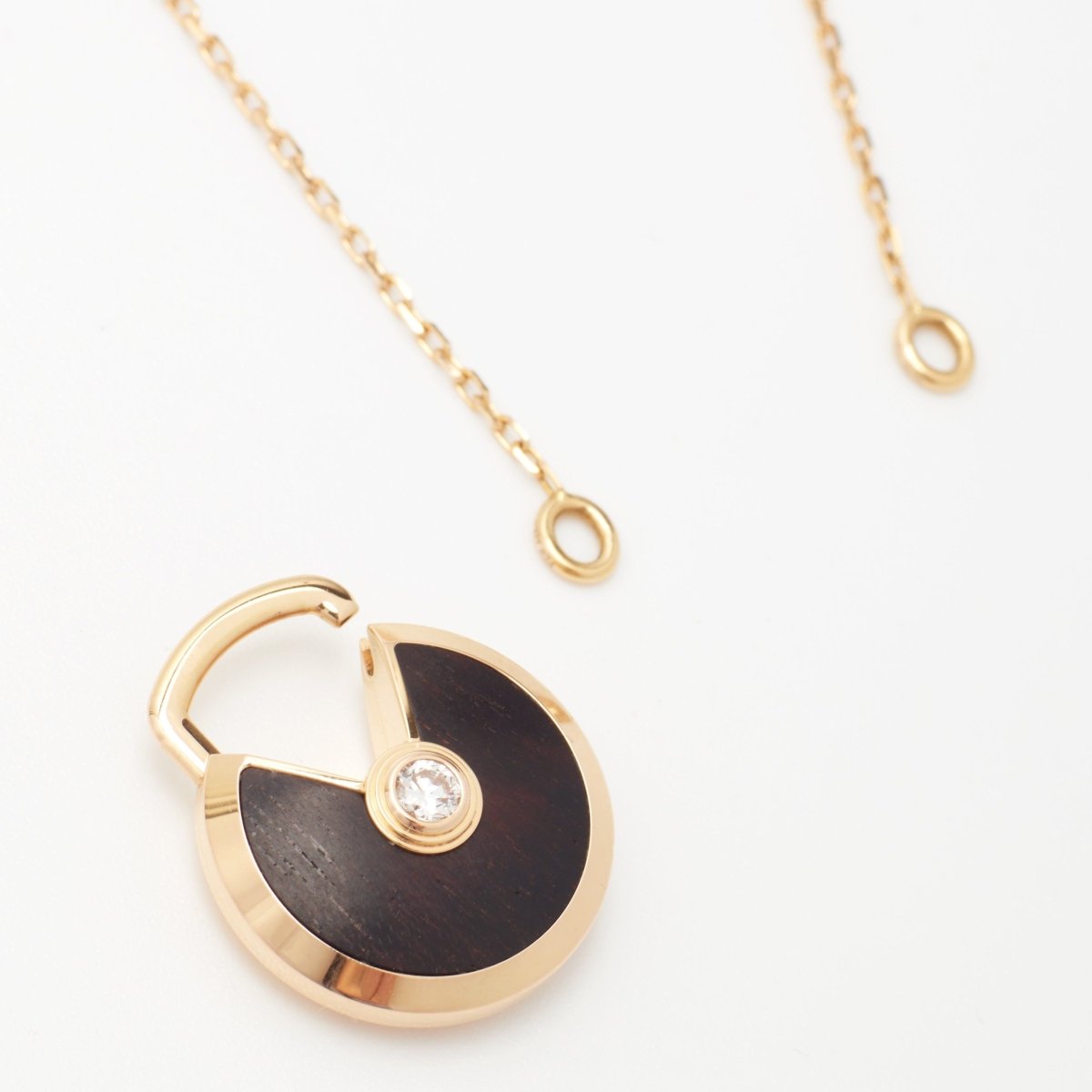 Sautoir Cartier Amulette PM en or rose et bois d'amourette - Castafiore