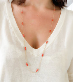 Sautoir en or jaune et boules de corail facettés - Castafiore