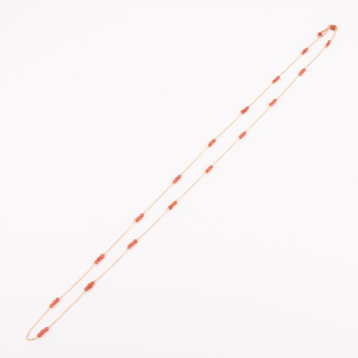 Sautoir en or jaune et boules de corail facettés - Castafiore