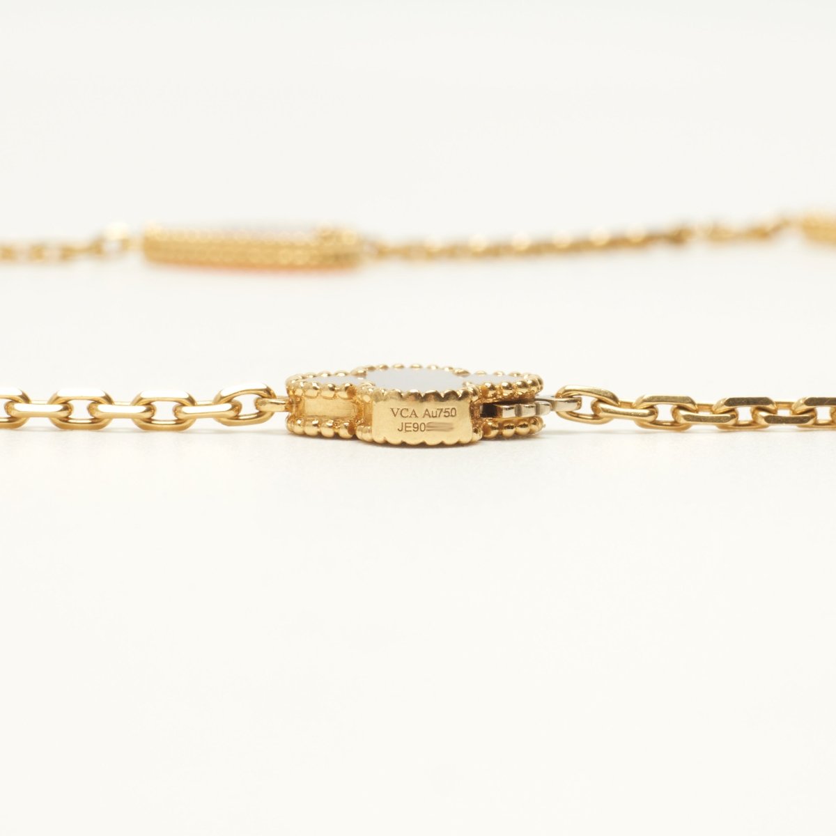 Sautoir Van Cleef & Arpels Lucky Alhambra 12 motifs en or jaune VCARD80100 - Castafiore