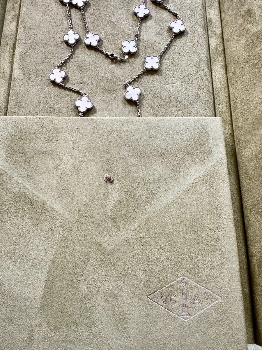 Sautoir Van Cleef et Arpels Alhambra or blanc 750 et nacre