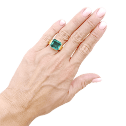 Bague chevalière or jaune et émeraude.