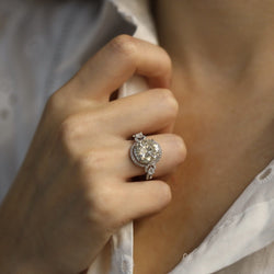 Solitaire diamant 3,53 Cts L - VVS2 (HRD) en or gris 18 Cts. Taille 52 - 53. - Castafiore