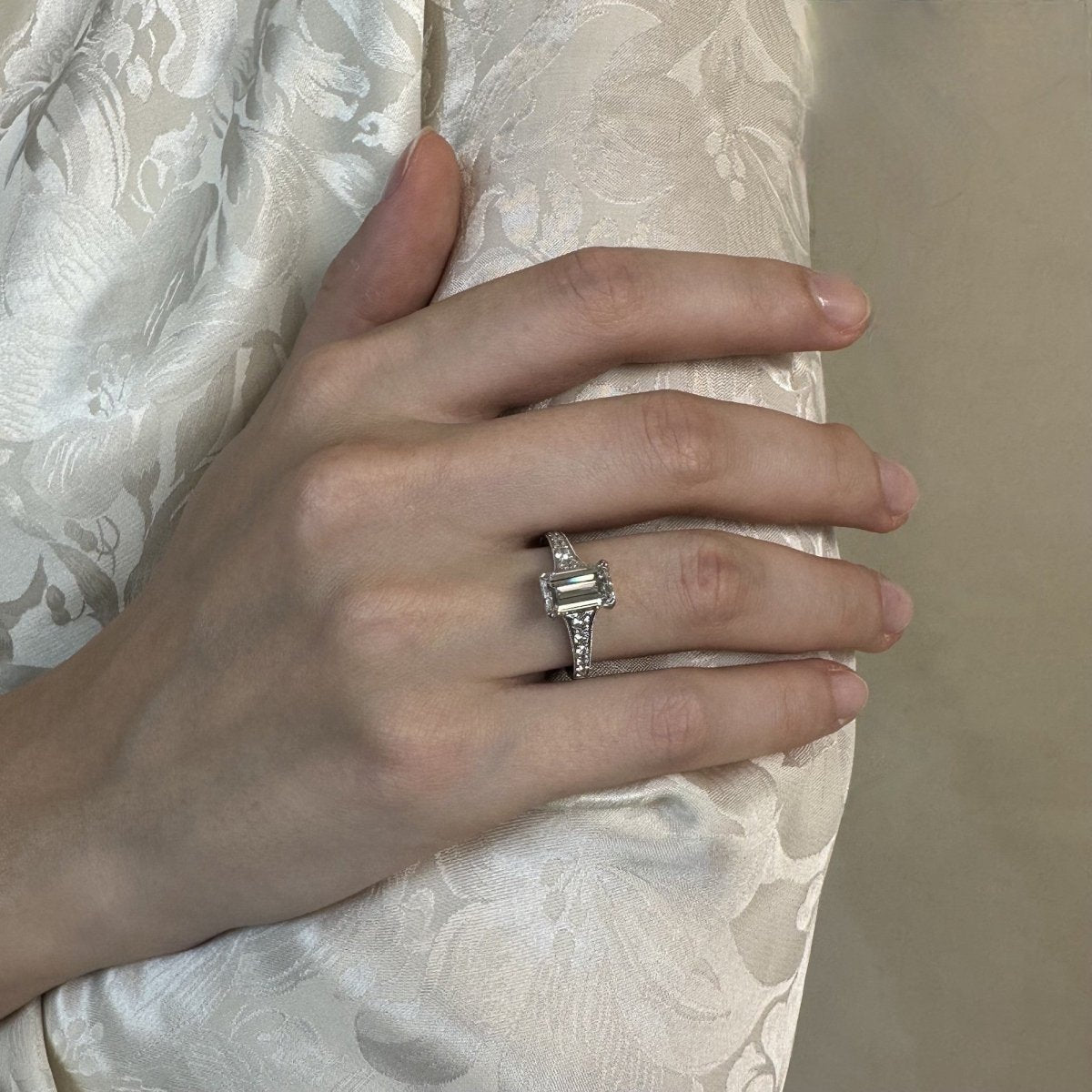 Solitaire diamant taille émeraude de 1,51Cts F - VVS2 (HRD) en or gris 18 Cts. Taille 52 - Castafiore