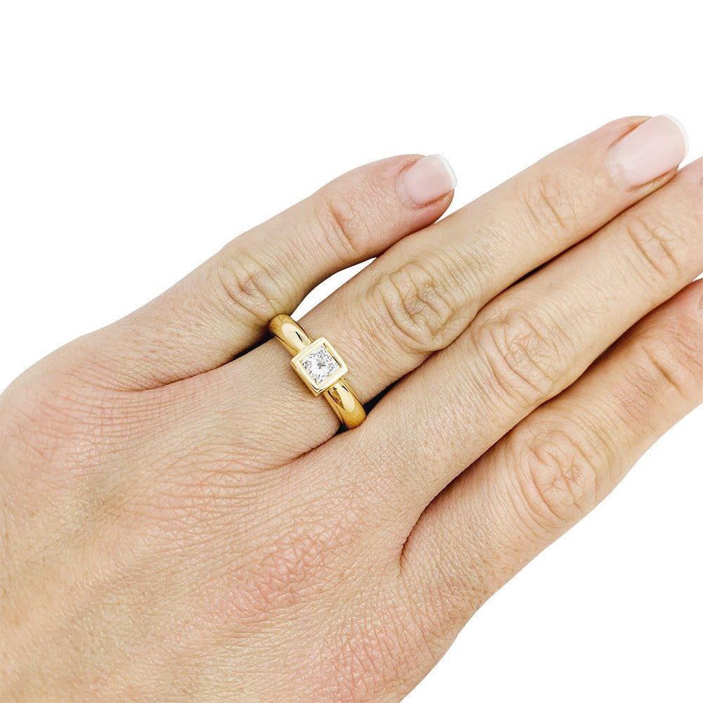 Solitaire Fred Paris diamant princesse, or jaune. - Castafiore