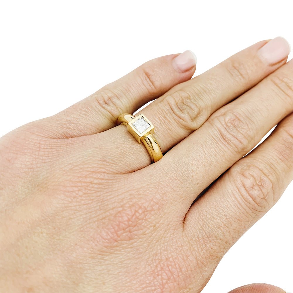 Solitaire Fred Paris diamant princesse, or jaune. - Castafiore