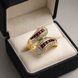 SORTIJA DE ORO AMARILLO 750 CON BRILLANTES Y RUBÍES. - Castafiore