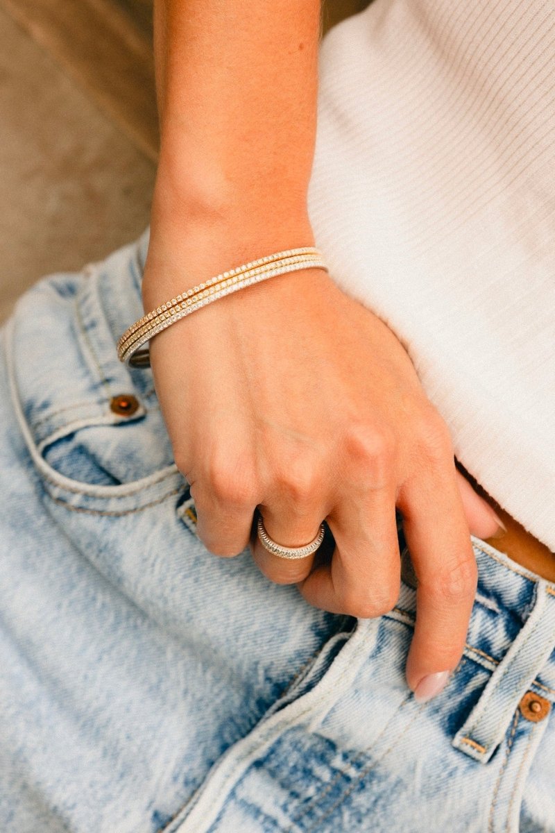 Trois bracelets Joncs en or blanc, or jaune, or rose et diamants - Castafiore
