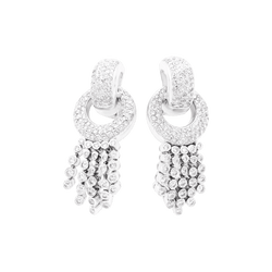 Boucles d'oreilles pendantes, or blanc et diamants.