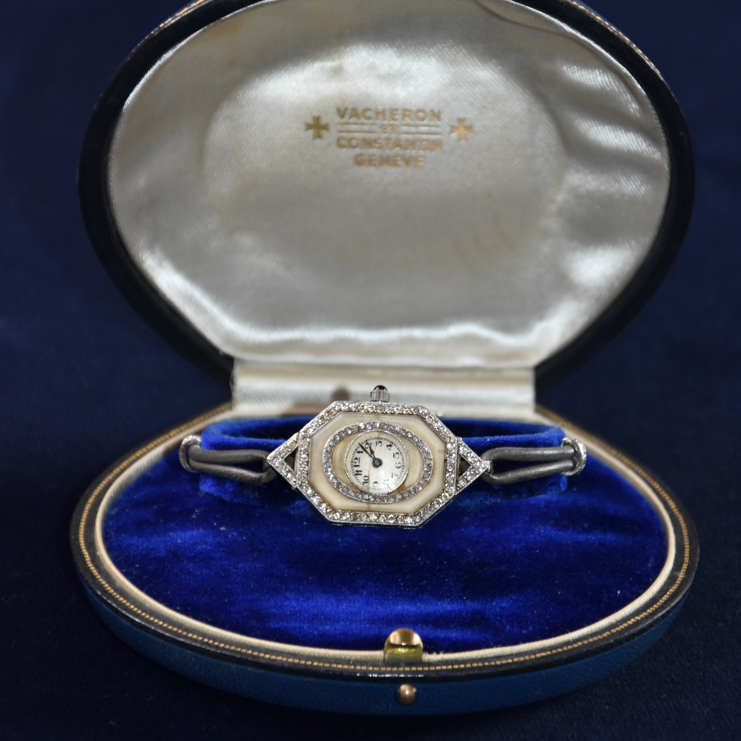 Vacheron Constantin exceptionnelle Période art - déco 1920 - 1925, platine (950), or blanc 18 carats et diamants - Castafiore