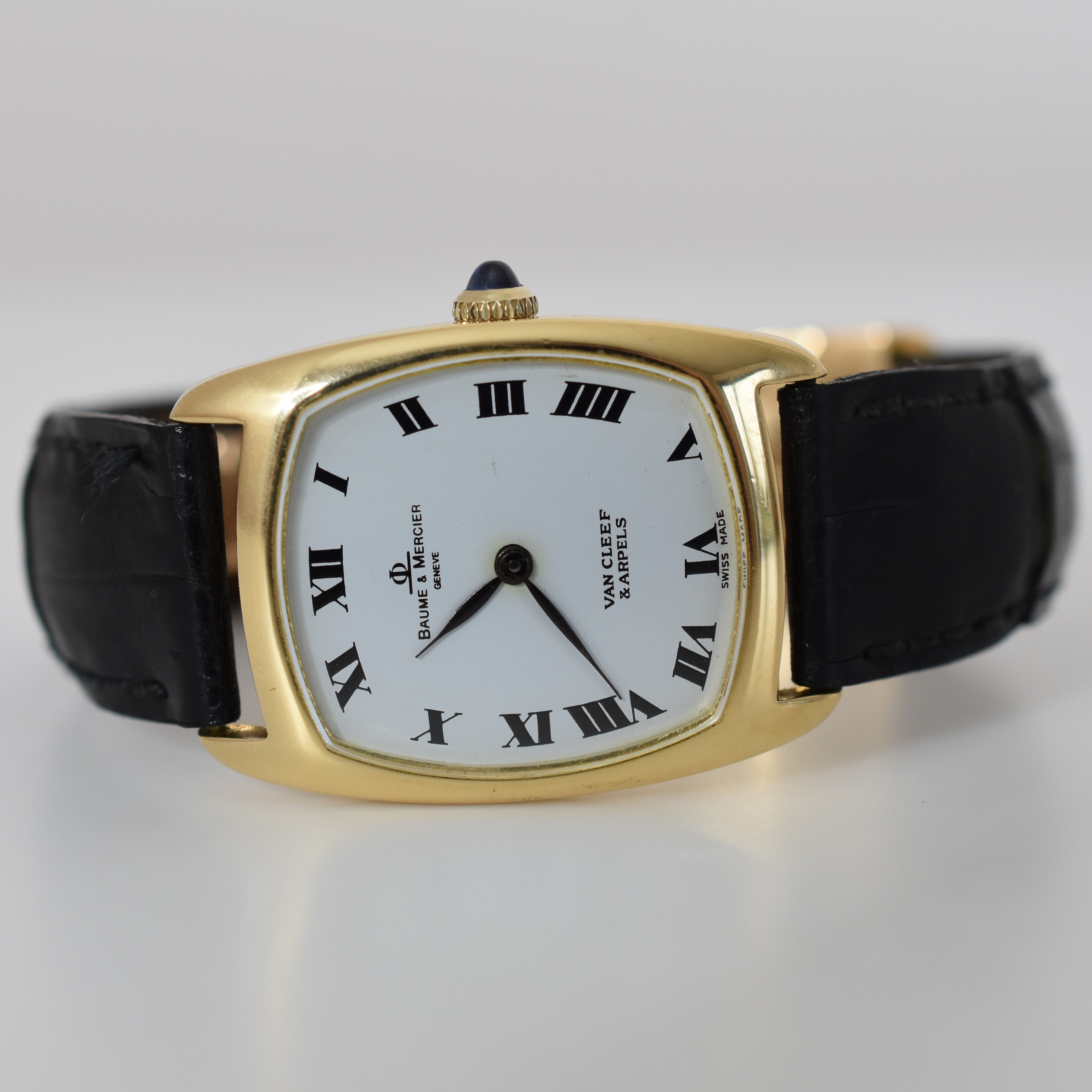 Montre BAUME & MERCIER X VAN CLEEF & ARPELS en or jaune, cuir et saphir