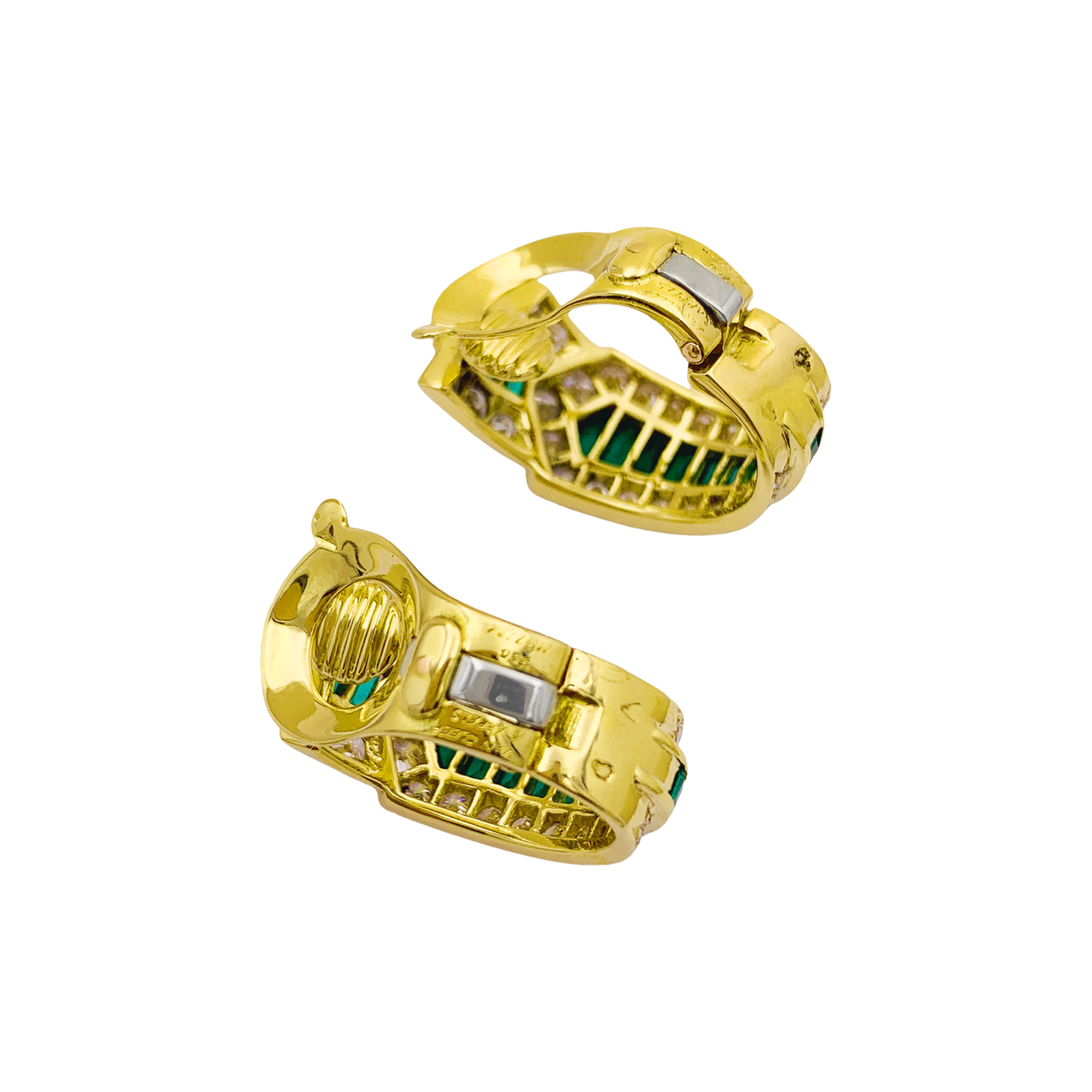Boucles d'oreilles Van Cleef & Arpels, "Ceinture", or jaune, diamants et émeraude.