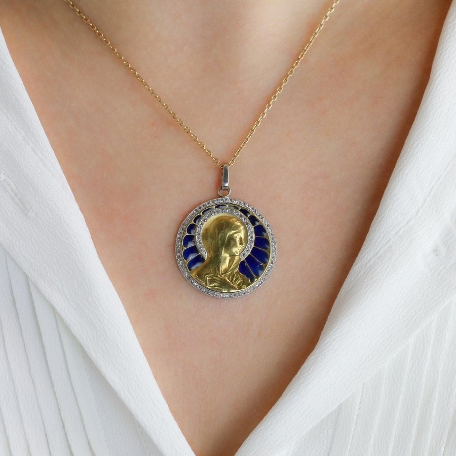 VERNON Médaille Art Nouveau émail plique - à - jour or jaune diamants - Castafiore