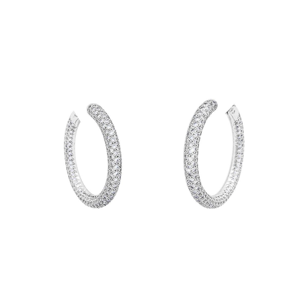 Boucles d'oreilles créoles "Tube", Chaumet, or blanc et diamants.
