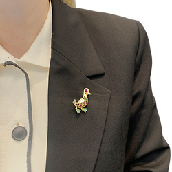 Broche « Canard » en or jaune, pierres précieuses et diamants.